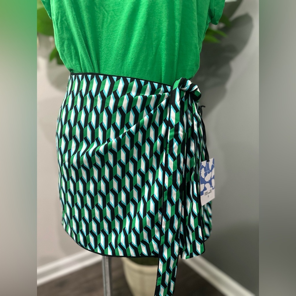NEW Diane Von Furstenberg for Target side 
Wrap arrow geo green mini skort XXS